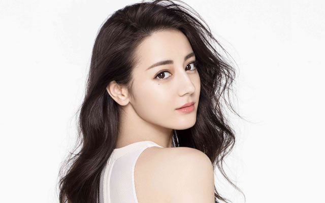 陈赫送女儿上学,一年的学费是30万元