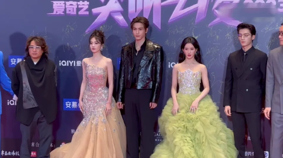 电影《隐身》上映了“双面毒枭”特辑,刘德华饰演反派大老板