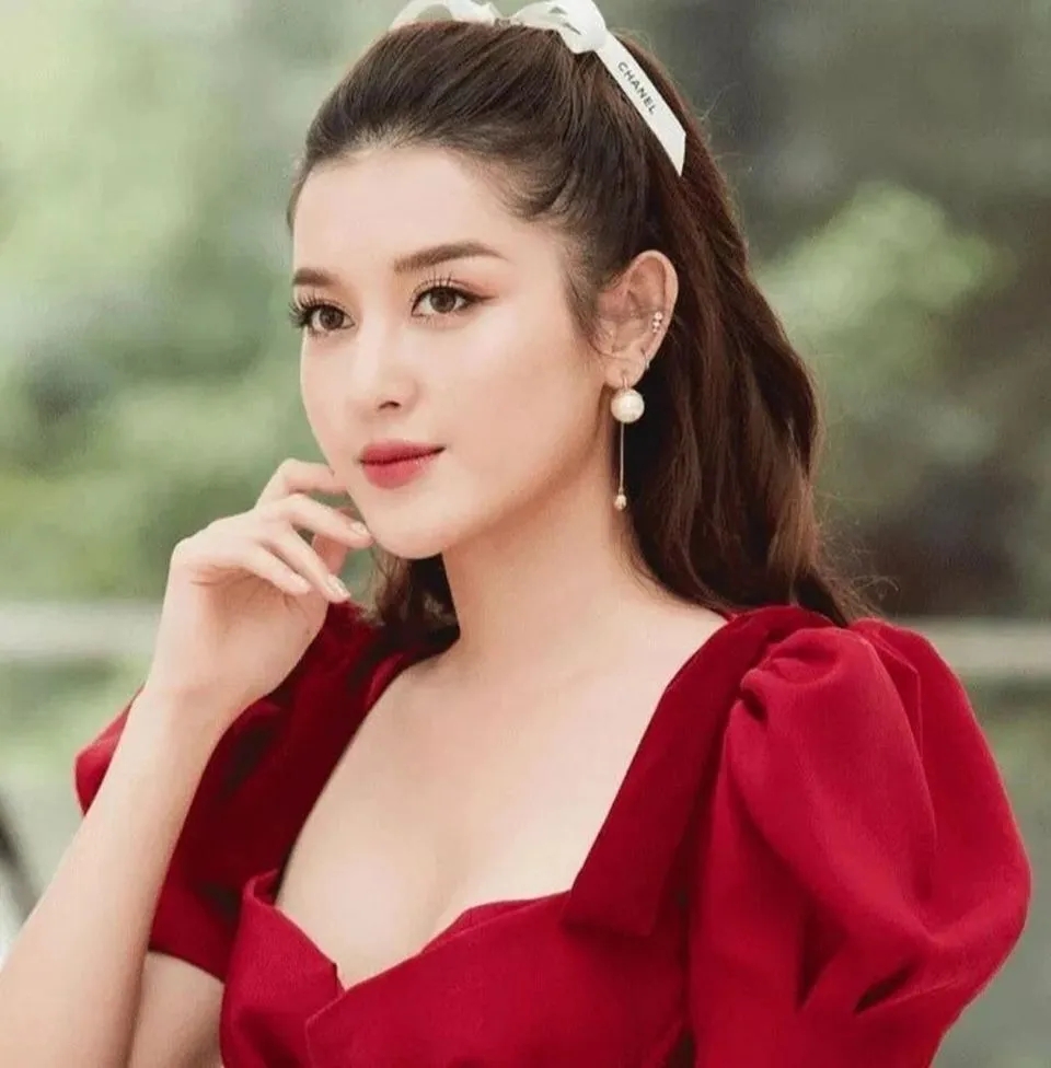 孙艺珍亮相VIP试映会,休闲装配色很秋冬,温婉可人好甜美