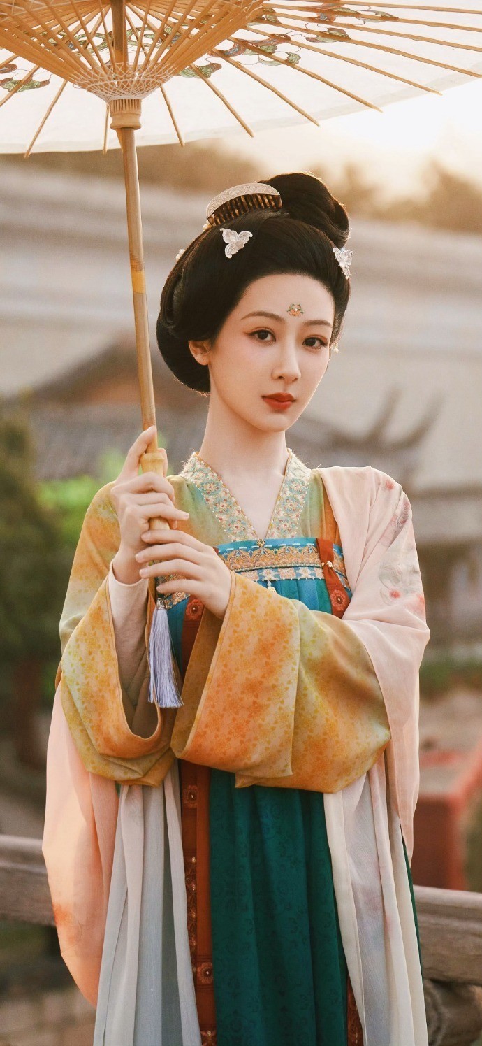 住着豪宅别演穷人！《国色芳华》杨紫一出手，看清啥是朴素