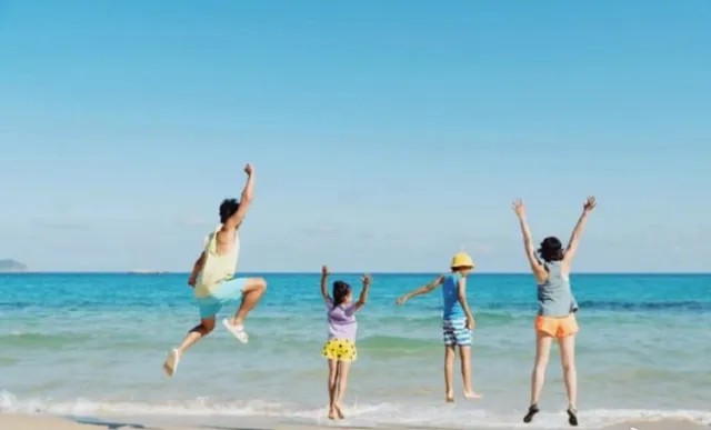 陈冠希和妻女在日本出行,和女粉丝拍了合照,用了滤镜后年轻20岁