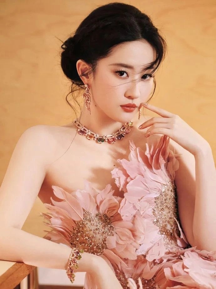 “鬼鬼”吴映洁单身生子引爆热搜，娱乐圈被惊到！