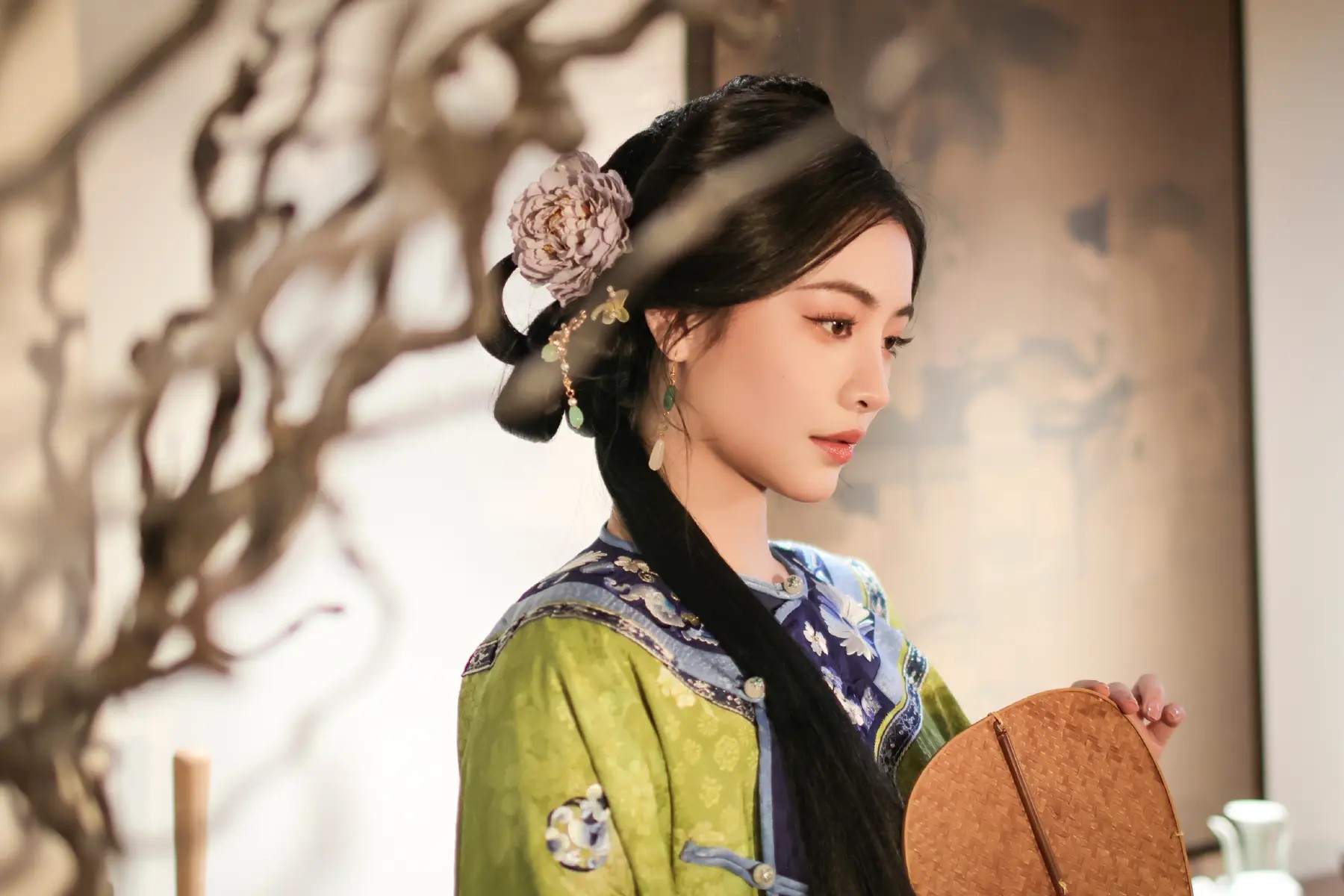 万梓良携娇妻现身,妻子身材窈窕气质不输女星,年龄差16岁像父女