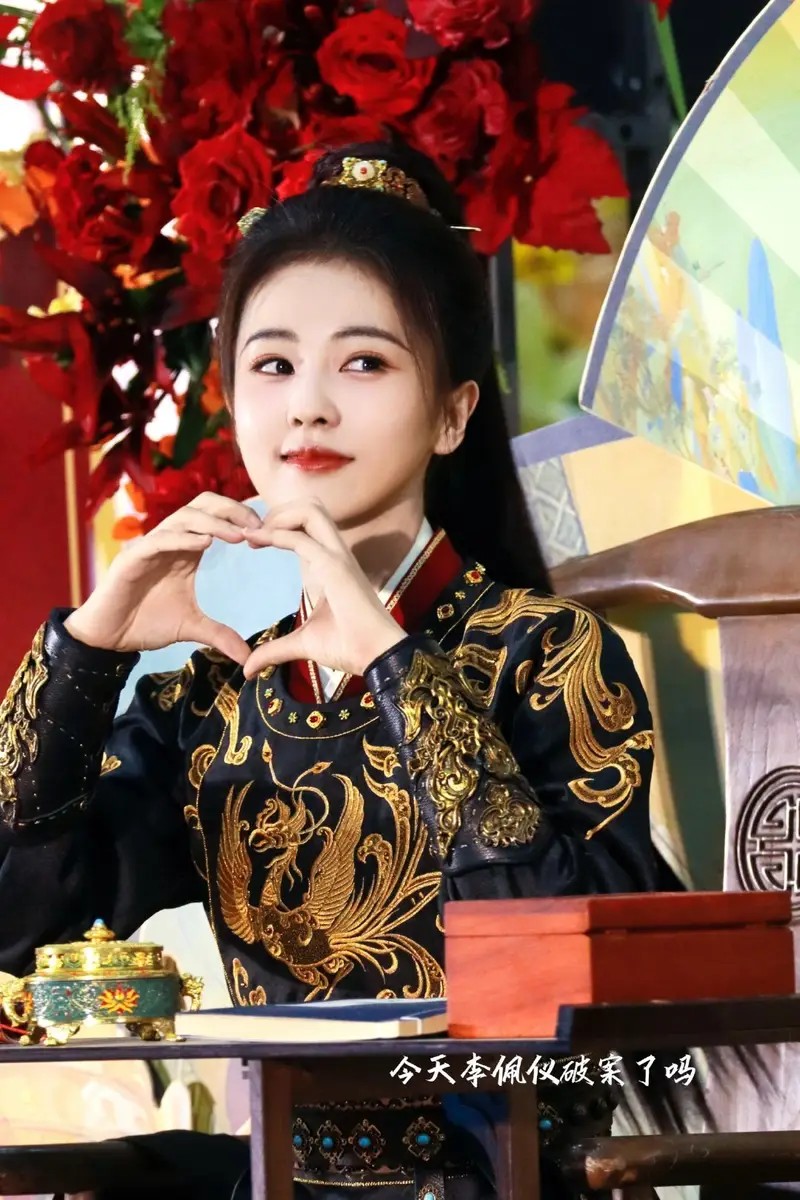 埃文凯尔落地北京机场:胸前纪念章亮眼,休整后再出发