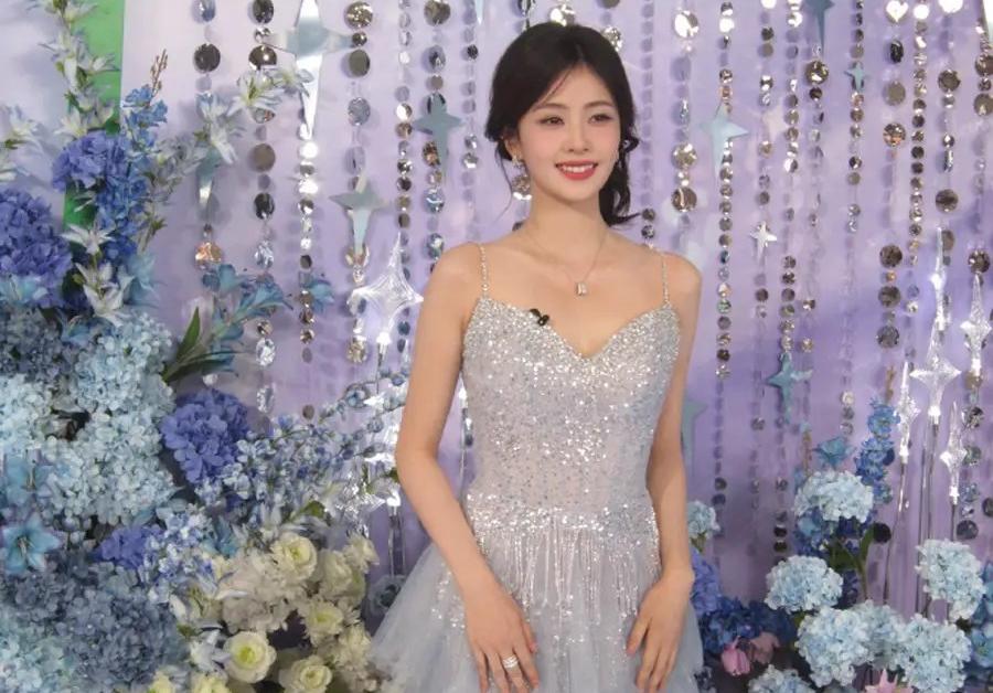 姚晨称她是勇敢无畏的女士，导演李玉力挺她，面对困境真正的力量