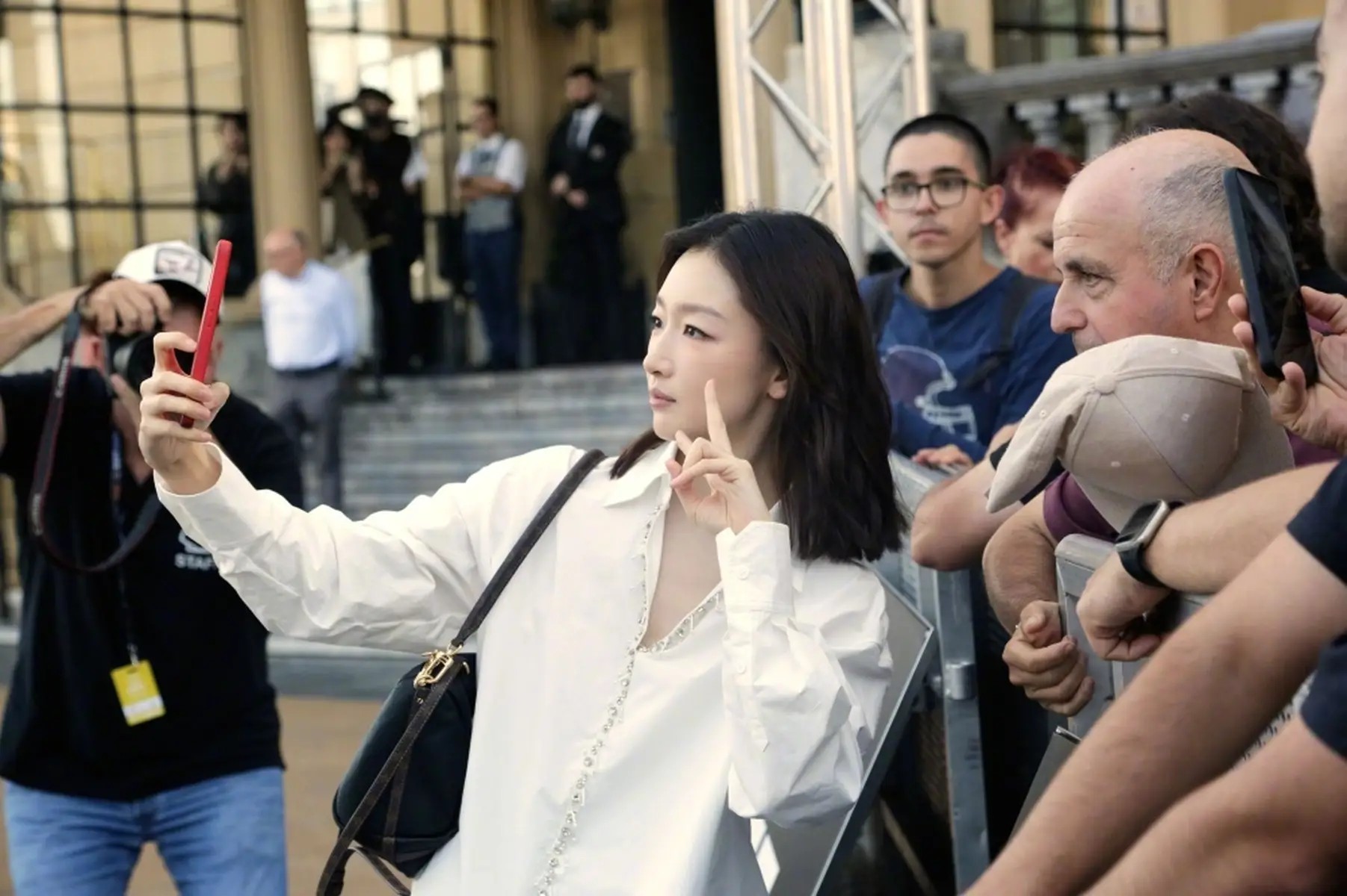 《灼灼韶华》破央八年冠却网播平平 年代剧如何吸引年轻观众