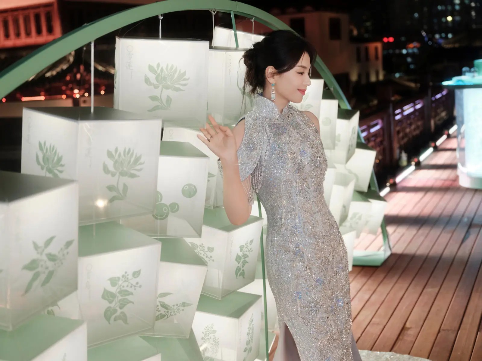 边伯贤单膝跪地向全场观众“求婚”，与粉丝完成浪漫闭环