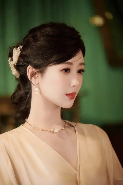 全智贤出席LV风光不再，商业价值下滑待遇变差，强撑气场冷到搓手