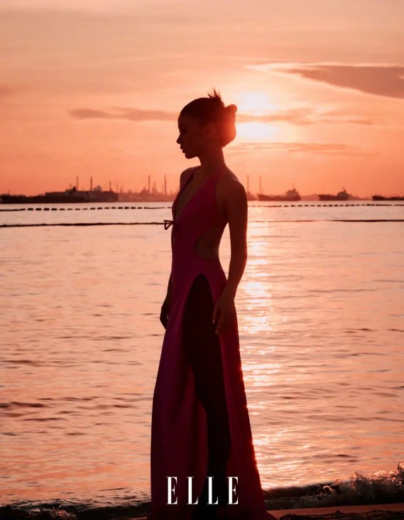 TVB花旦街头拍新剧！超短裙露出美腿！网友惊叹：小腿没一点肌肉