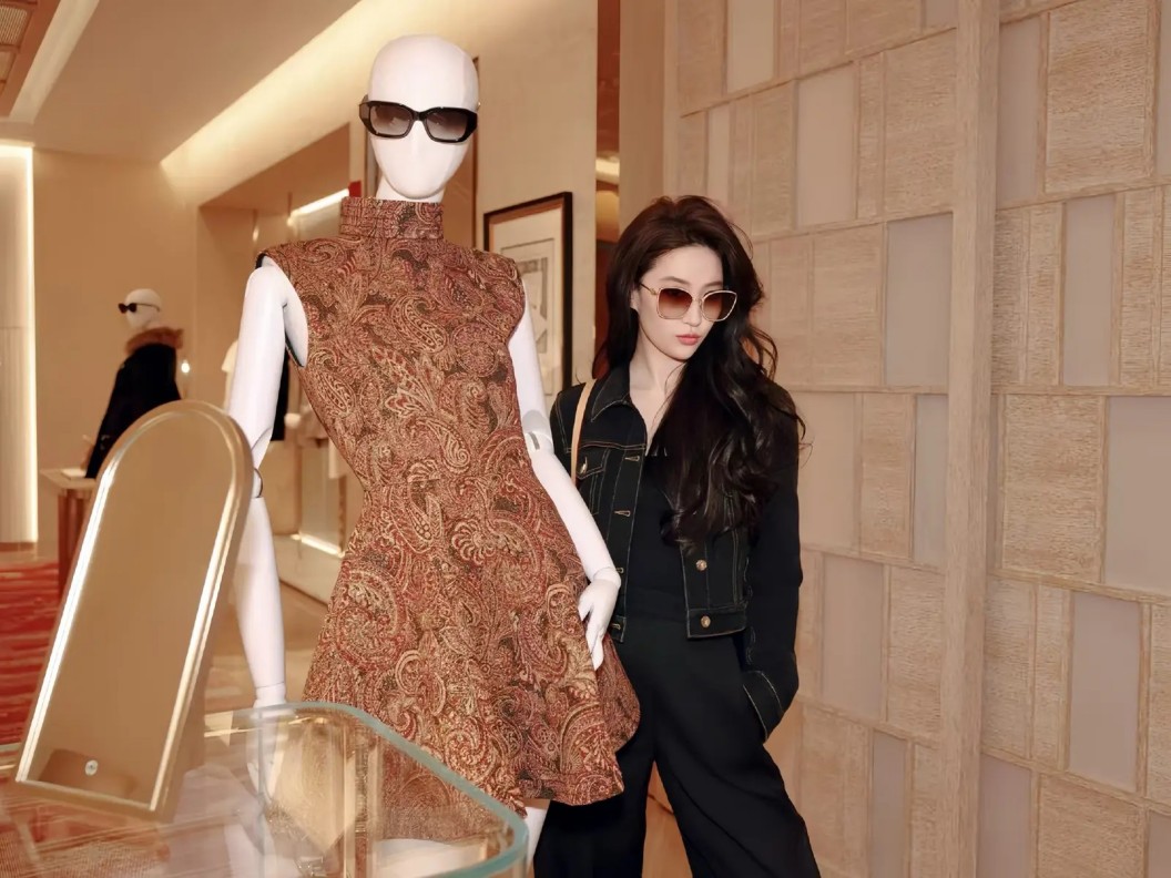 中国旅游“新三件套”爆火：边治病边打卡，省下的钱够玩一整月