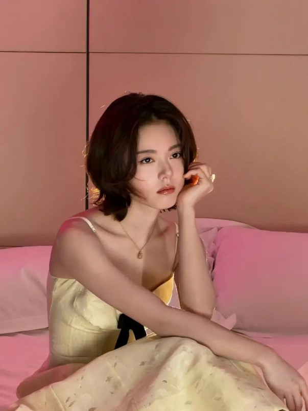 47岁胡静近况曝光！回云南娘家吃杀猪宴接地气，与富豪老公恩爱17年