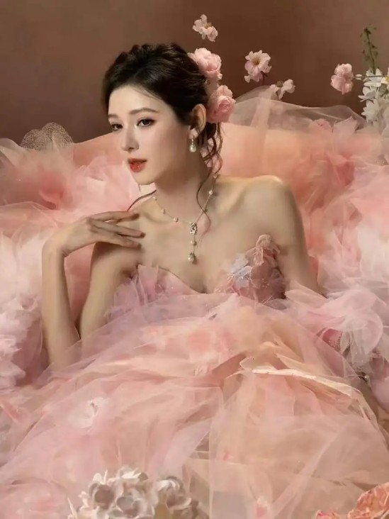 56岁陈鲁豫近况曝光！经历两段失败婚姻暴瘦，如今尽情享受单身生活