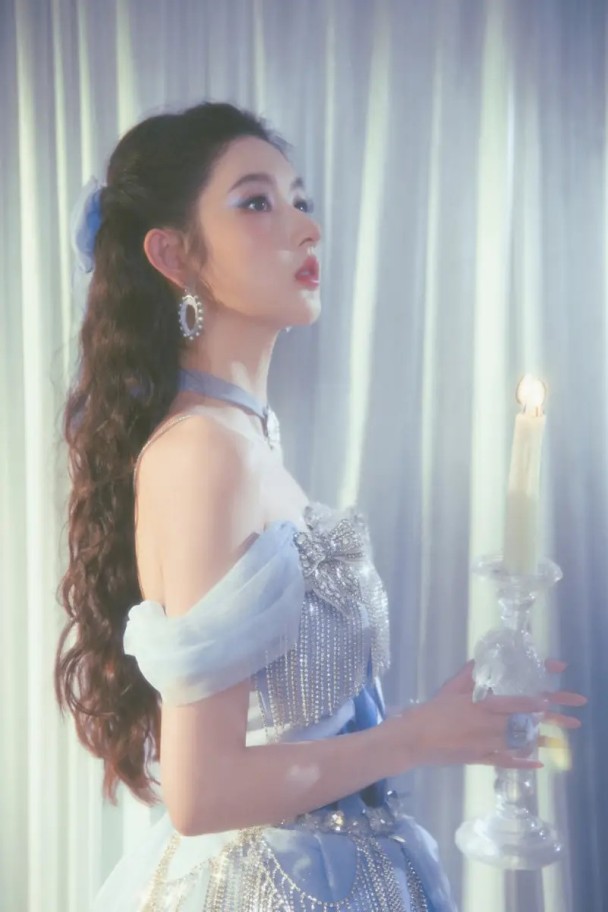 涅槃回归！炎明熹登《歌手2026》帮唱翻盘，曾想退圈转行做护士