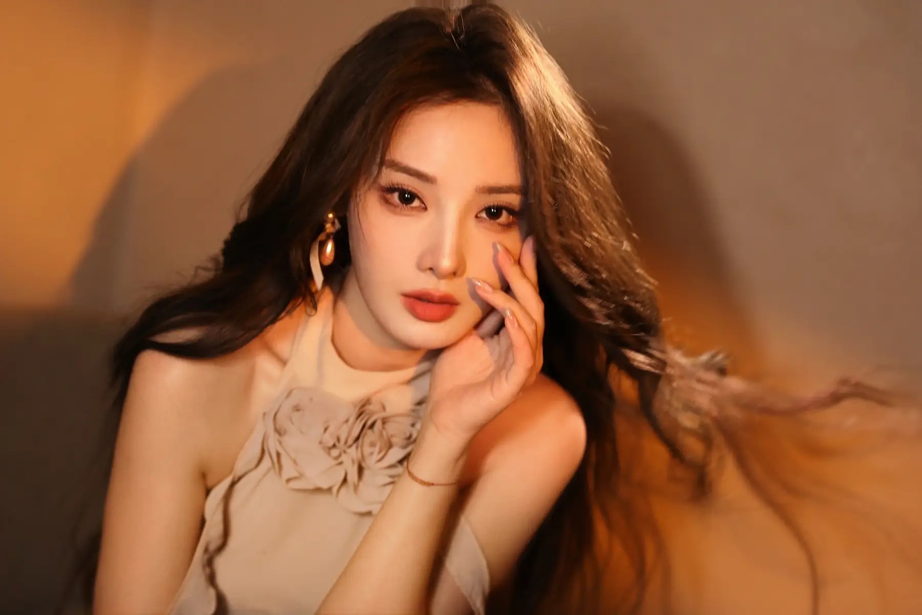 香港知名女星豪宅庆生，抱猫晒玫瑰蛋糕，北上多年成圈中隐形富婆